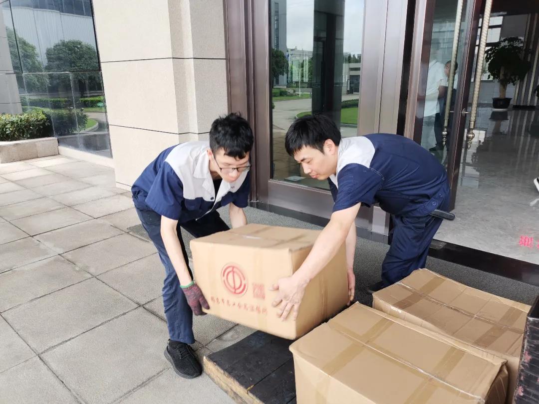 “夏日送清凉”，开云官方入口登录向生产一线员工分发市总工会夏日慰问品